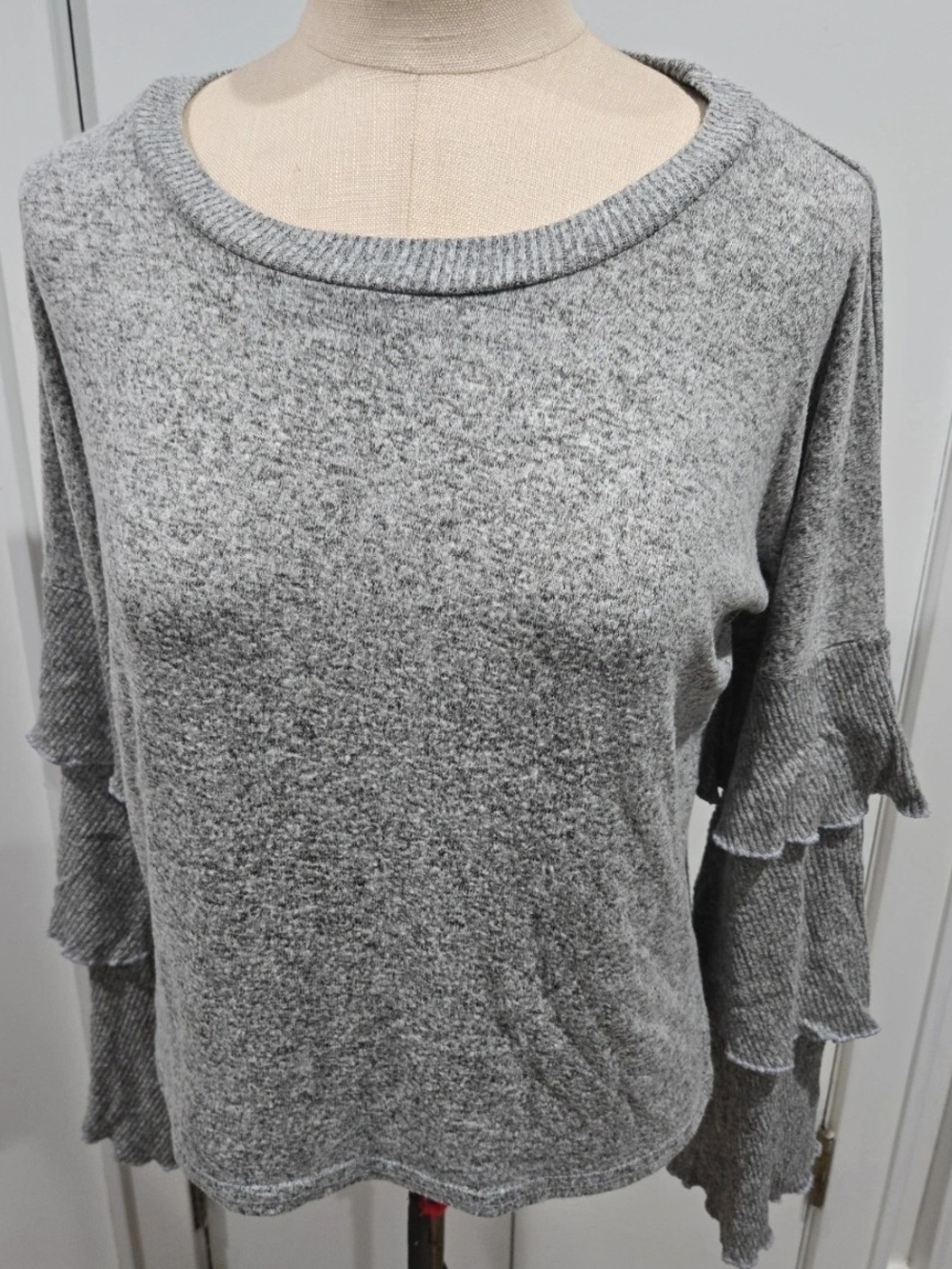 Women’s Gray Ruffle Sleeve Sweater Medium